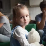 حضانت فرزند پس از طلاق؛ قانون چه می‌گوید؟